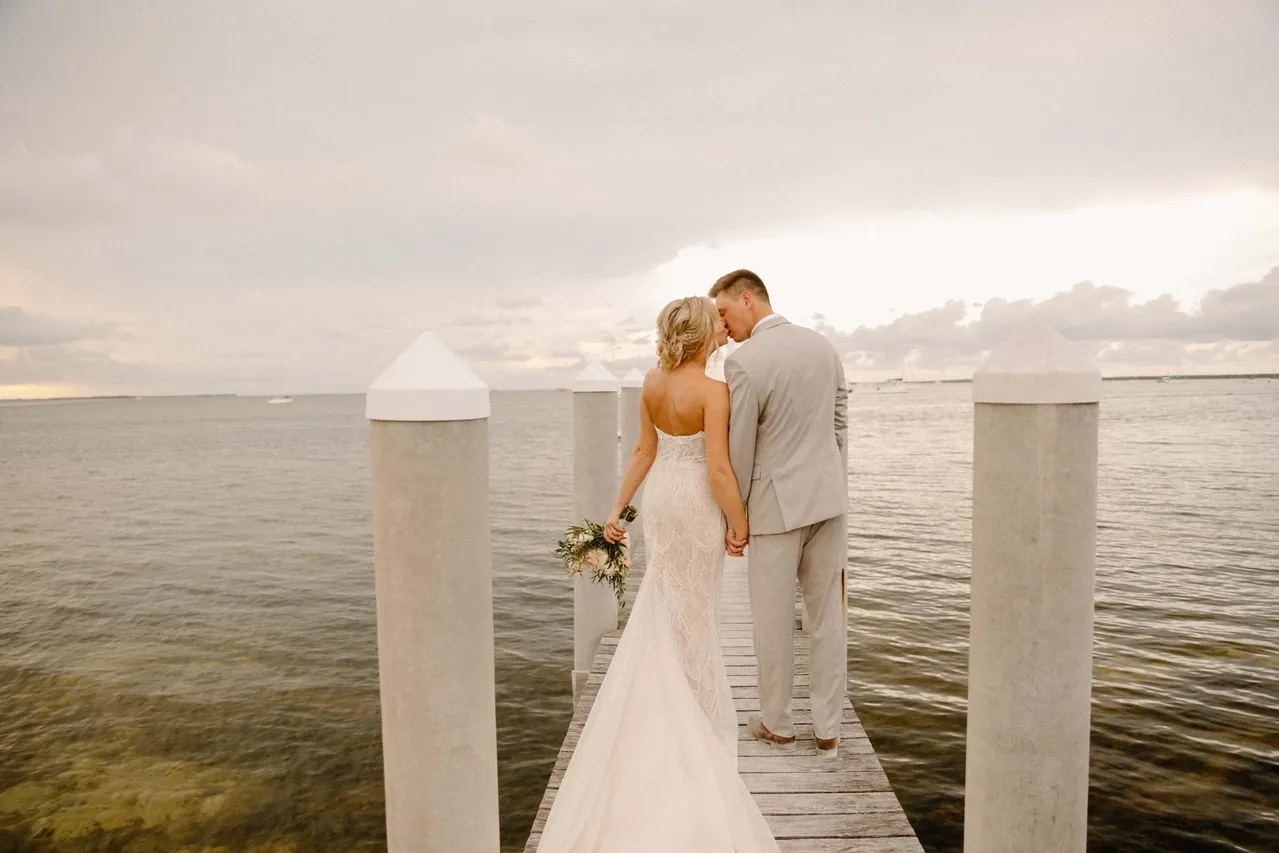 Sunlit kiss with bouquet